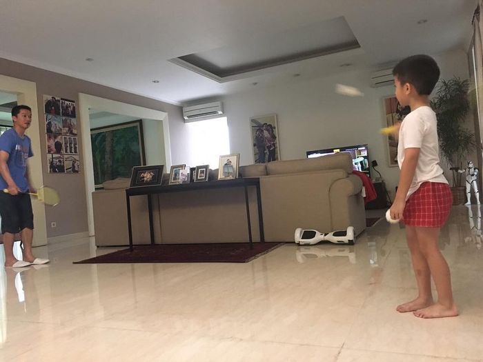 Ruang keluarga di rumah Taufik Hidayat