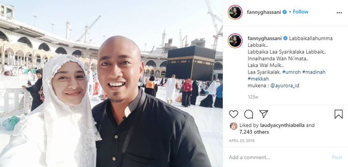 Fanny Ghassani dan suaminya umroh.