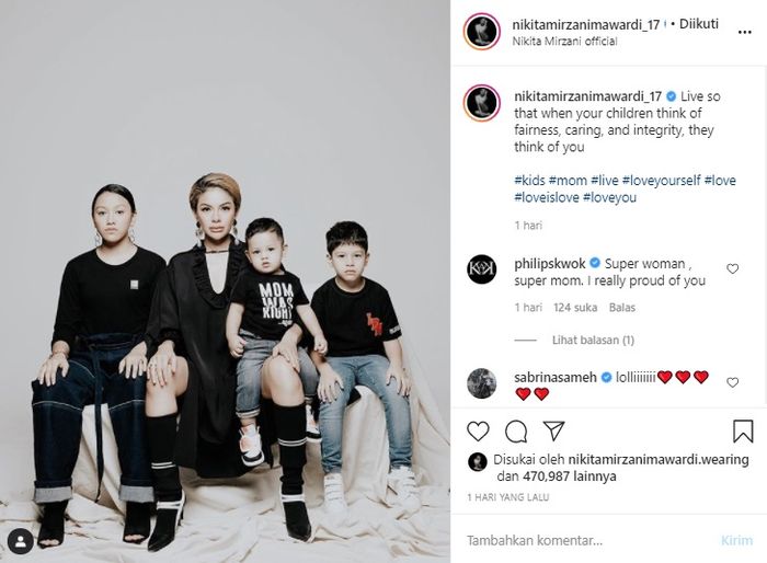 Nikita Mirzani bersama ketiga anaknya.



