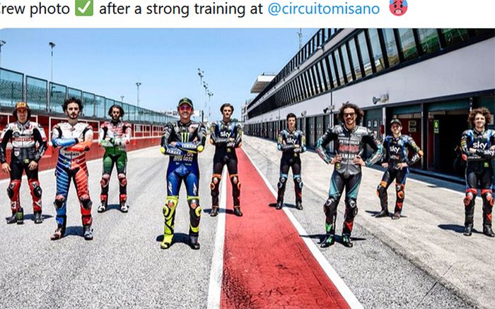 Valentino Rossi (4 dari kiri) berpose bersama para pembalap akademi VR46 saat berlatih di Sirkuit Misano, Italia, menjelang MotoGP 2020.