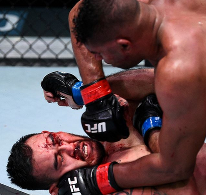 Aksi Alistair Overeem (atas) menyikut habis Augusto Sakai (bawah) pada UFC Fight Night 176 Minggu (6/9/2020).