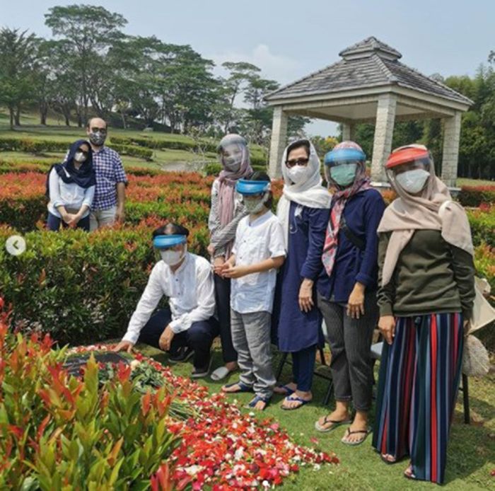 Keluarga BCL di makam Ashraf