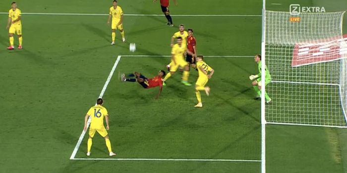 Pemain timnas Spanyol, Ansu Fati, melakukan tembakan salto di depan gawang Ukraina.