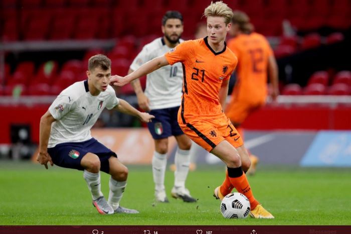 Frenkie de Jong berebut bola dengan Nicolo Barella dalam laga UEFA Nations League 2020.