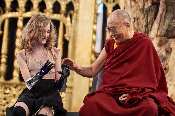 Tilly Lockey saat berbicara bersama pemimpin spiritual masyarakat Tibet, Dalai Lama.