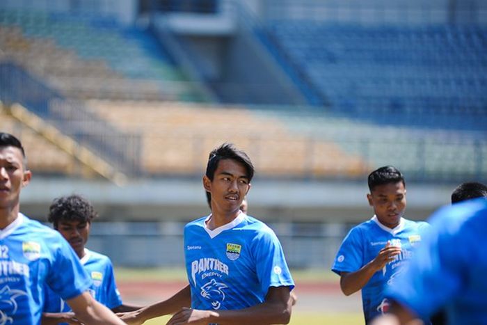 Pemain Persib U-19, Kakang Rudianto (tengah) mengikuti sesi latihan bersama tim senior Persib di Stadion Gelora Bandung Lautan Api (GBLA), Kota Bandung, Senin (7/9/2020).