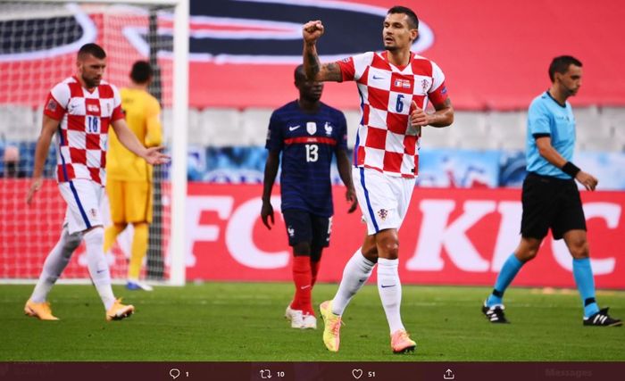 Bek timnas Kroasia, Dejan Lovren, merayakan golnya ke gawang timnas Prancis pada ajang UEFA Nations League 2020.