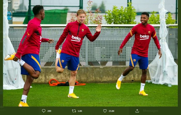 Ansu Fati (kanan) dan Frenkie de Jong ikut dalam sesi latihan tim Barcelona.