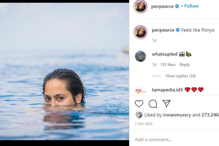 Potret Pevita Pearce saat berendam di kolam renang.