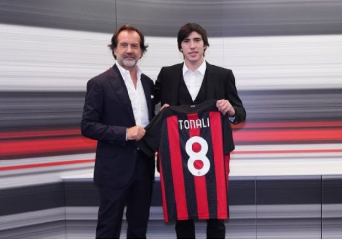 Sandro Tonali, mengenakan kostum nomor 8 AC Milan.