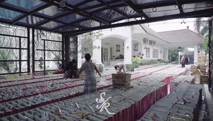Halaman luas Syahrini dihiasi dengan bingkisan untuk anak-anak Yatim
