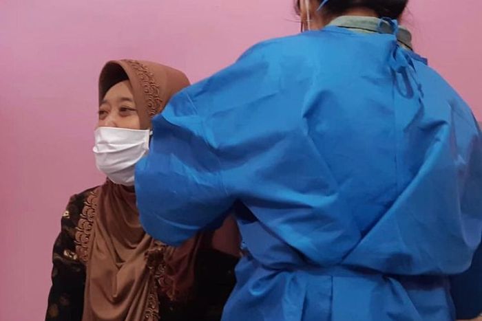 Dosen Unpad, Herlina Agustin saat sedang disuntik vaksin Covid-19 dari Sinovac, China.