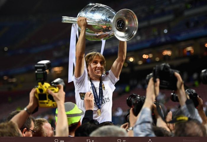 Luka Modric saat mengangkat trofi Liga Champions bersama Real Madrid.