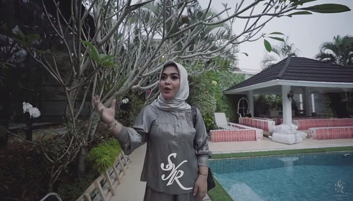 Ada pendopo di dekat kolam renang
