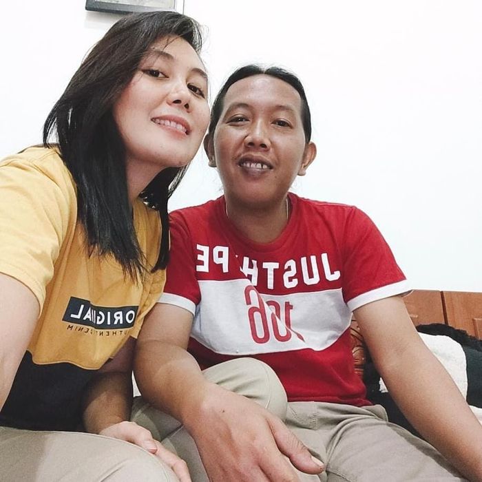 Cak Malik dengan pujaan hatinya.