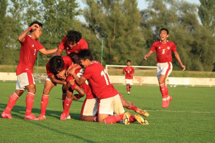 Pemain timnas U-19 Indonesia merayakan gol ke gawang Arab Saudi