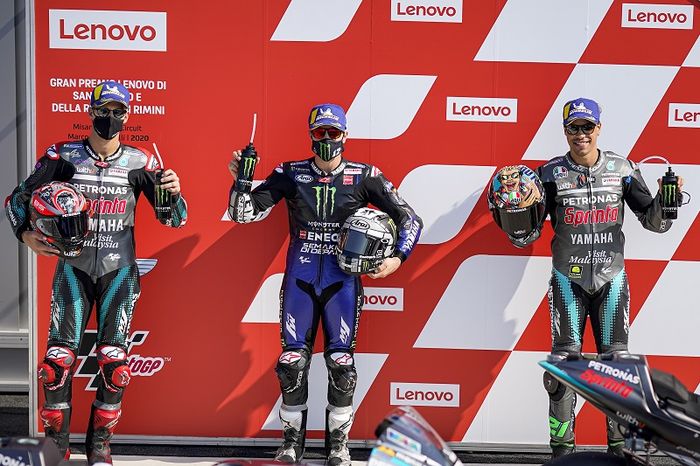 Dari kiri: Fabio Quartararo (Petronas Yamaha SRT), Maverick Vinales (Monster Energy Yamaha), dan Franco Morbidelli (Petronas Yamaha SRT) berpose setelah merebut posisi tiga teratas pada kualifikasi MotoGP San Marino di Sirkuit Misano, Italia, 12 September 2020. 