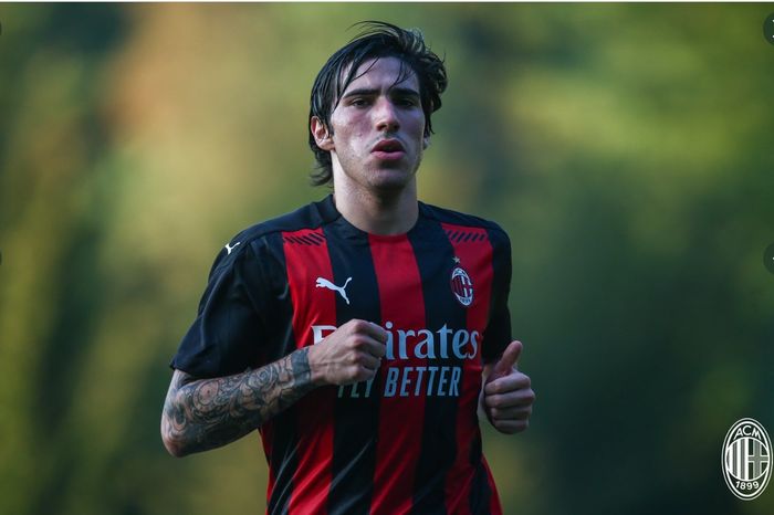 Gelandang baru AC Milan, Sandro Tonali, bermain dalam uji coba melawan Brescia, Sabtu (12/9/2020) di Milanello.