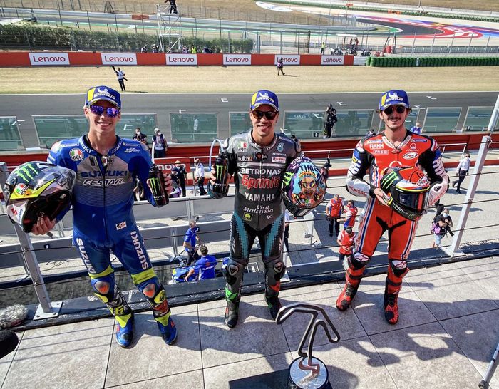 Para podium finisher (dari kiri ke kanan), Joan Mir, Franco Morbidelli, dan Francesco Bagnaia berpose di atas podium MotoGP San Marino 2020.