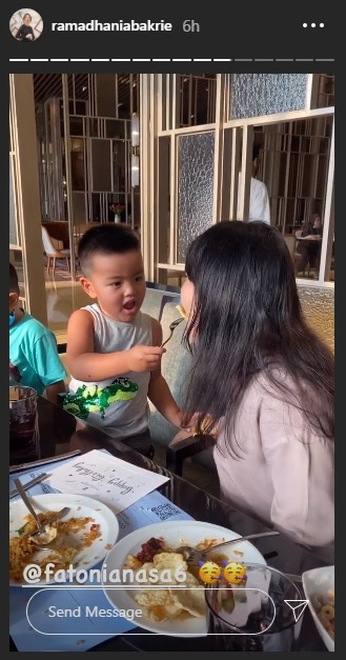 Magika menyuapi Mbak Siti