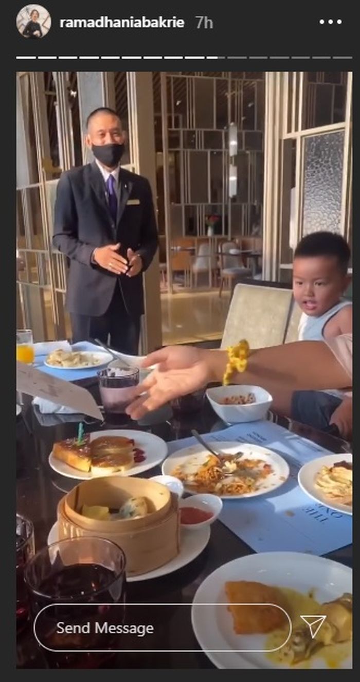 Ulang tahun pengasuh Magika dirayakan bersama pegawai restoran