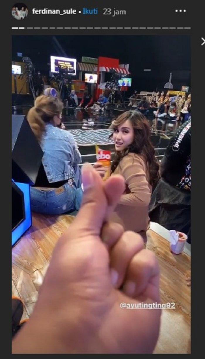 Sule beri tanda cinta pada Ayu Ting Ting