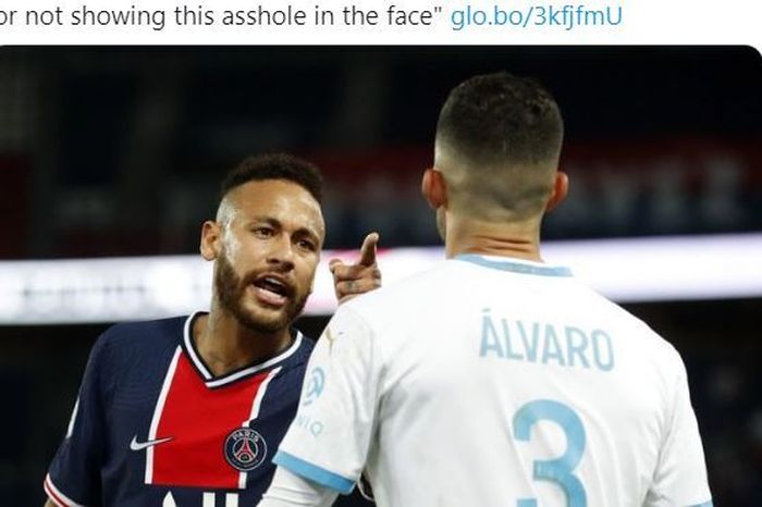 Penyerang Paris Saint-Germain, Neymar, berdebat dengan bek Olympique Marseille, Alvaro Gonzalez, dalam laga Liga Prancis di Stadion Parc des Princes, Minggu (13/9/2020).