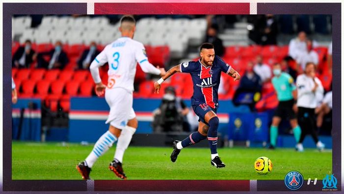 Penyerang Paris Saint-Germain, Neymar, menggiring bola dalam laga Liga Prancis kontra Olympique Marseille di Stadion Parc des Princes, Minggu (13/9/2020).