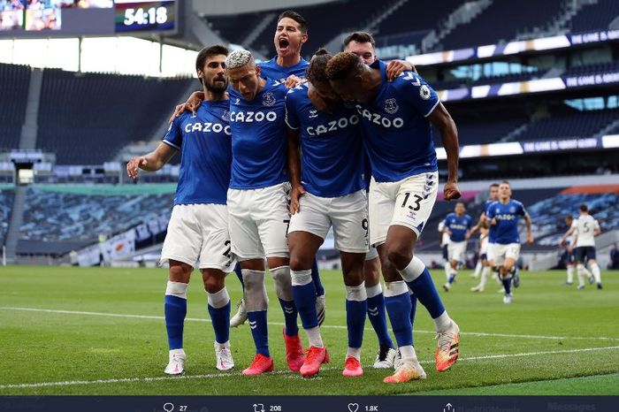 Para pemain Everton merayakan gol Dominic Calvert-Lewin ke gawang Tottenham Hotspur dalam laga pekan pertama Liga Inggris 2020-2021 di Tottenham Hotspur Stadium, Minggu (13/9/2020).