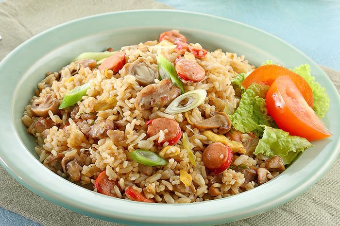 Penyajian nasi goreng sederhana ala kuliner kaki lima yang cocok untuk menu sarapan enak di rumah.