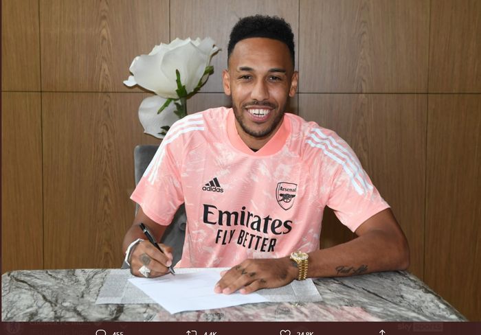 Pierre-Emerick Aubameyang resmi memperpanjang masa baktinya bersama Arsenal hingga akhir Juni 2023.