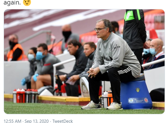 Pelatih Leeds United, Marcelo Bielsa, duduk di atas ember saat mengawal timnya bertanding.