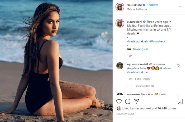 Potret seksi Cinta Laura di pinggir pantai