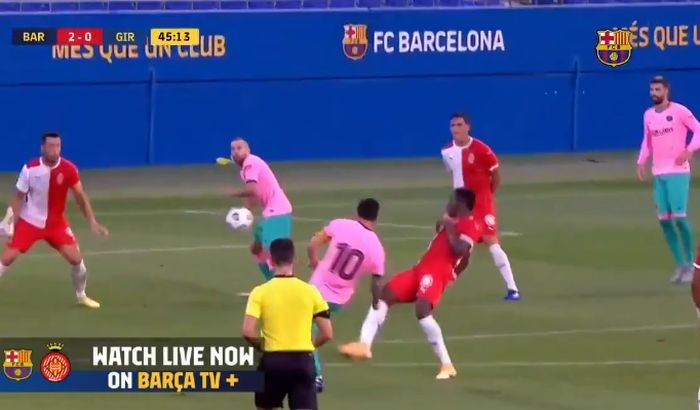 Kapten Barcelona, Lionel Messi, mencetak gol ke gawang Girona dalam laga persahabatan di Stadion Johan Cruyff, Rabu (16/9/2020).