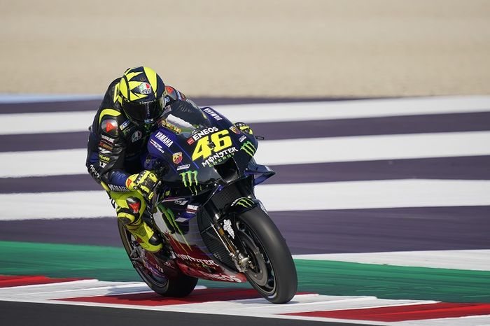 Pembalap Monster Energy Yamaha, Valentino Rossi, saat tampil pada sesi latihan bebas MotoGP Emilia Romagna di Sirkuit Misano, Italia, 18 September 2020.