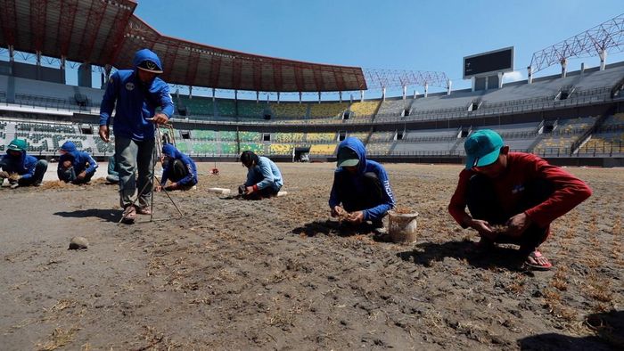 Proses pengerjaan dan kesiapan yang ada di Stadion Gelora Bung Tomo jelang Piala Dunia U-20 2021, 18 September 2020