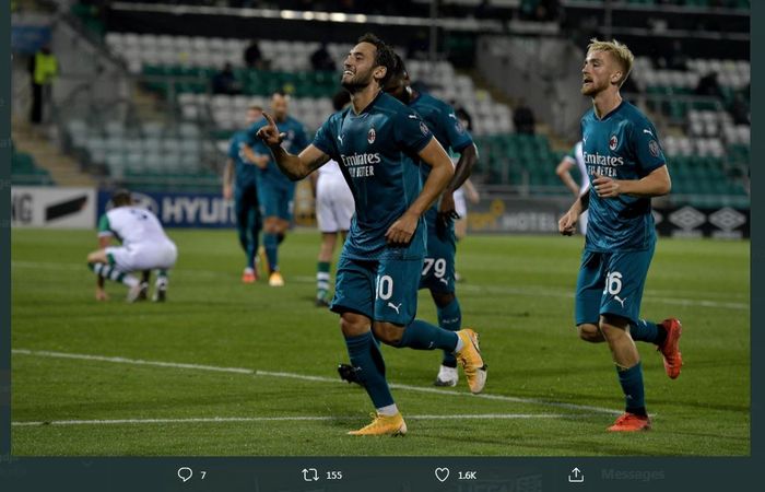 Hakan Calhanoglu merayakan golnya untuk AC Milan ke gawang Shamrock Rovers di Liga Europa.