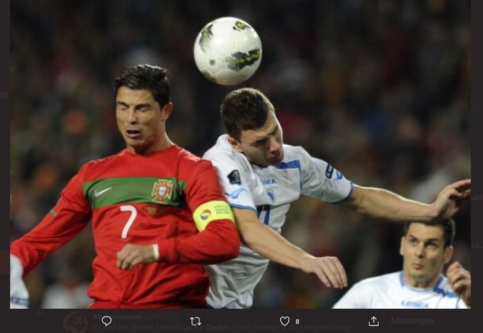 Cristiano Ronaldo dan Edin Dzeko saat beradu duel udara dalam duel timnas Portugal kontra Bosnia-Herzegovina.