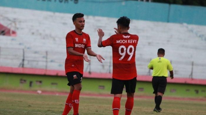 Make Aldo Maulidino (kiri) saat merayakan gol ke gawang Martapura FC, Rabu (16/9/2020) di Stadion Gelora Delta, Sidoarjo.
