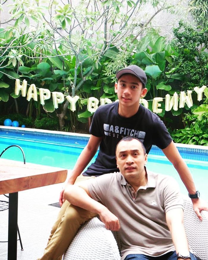 Daffa mirip banget dengan sang ayah bukan?