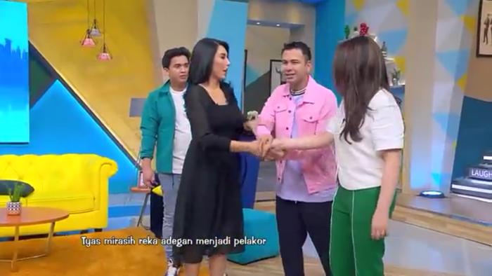 Youtube/Trans 7 Official__ Raffi menyatukan tangan Nagita dan Tyas Mirasih
