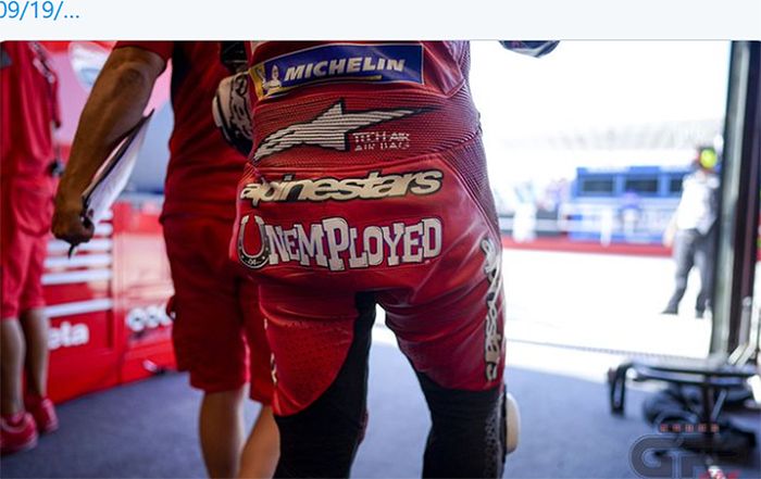 Pembalap Ducati, Andrea Dovizioso, memasang tulisan Unemployed (Pengangguran, red) di bagian belakang wearpacknya pada latihan bebas ketiga MotoGP Emilia Romagna di Sirkuit Misano, Italia, 19 September 2020.
