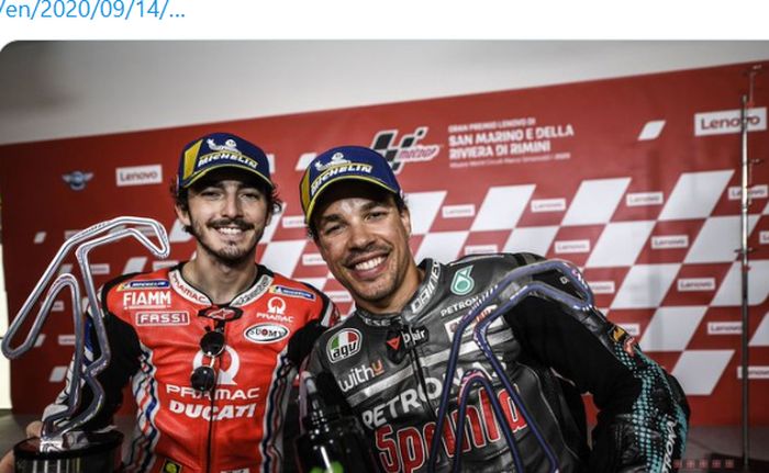 Francesco Bagnaia (kiri) dan Franco Morbidelli (kanan) berpose setelah meraih podium pada balapan MotoGP San Marino di Sirkuit Misano, Italia, 13 September 2020.