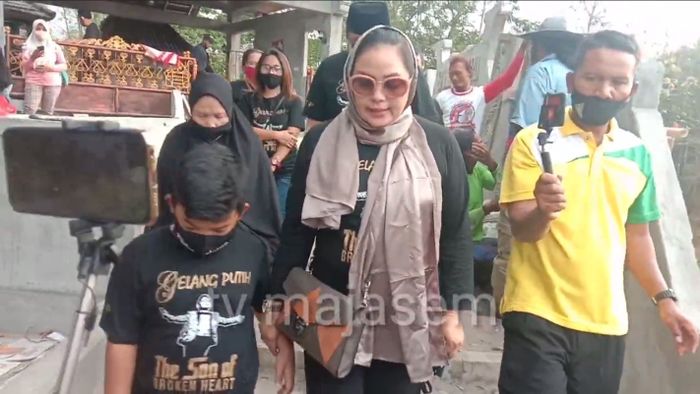 Yan Vellia ziarah ke makam Didi Kempot