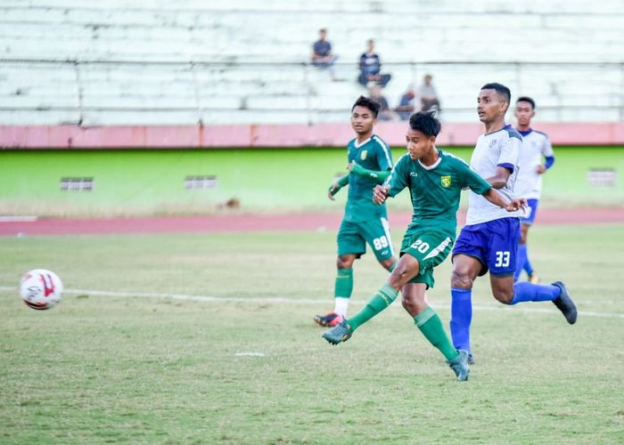 Akbar Firmansyah melakukan tendangan ke gawang Putra Sinar Giri yang berbuah gol kelima Persebaya pada laga uji coba Minggu (20/9/2020).