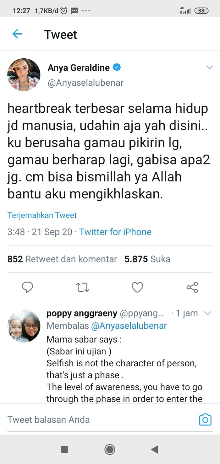 Galau, Anya Geraldine bergegas melaksanakan ibadah salat subuh di masjid untuk pertama kalinya.
