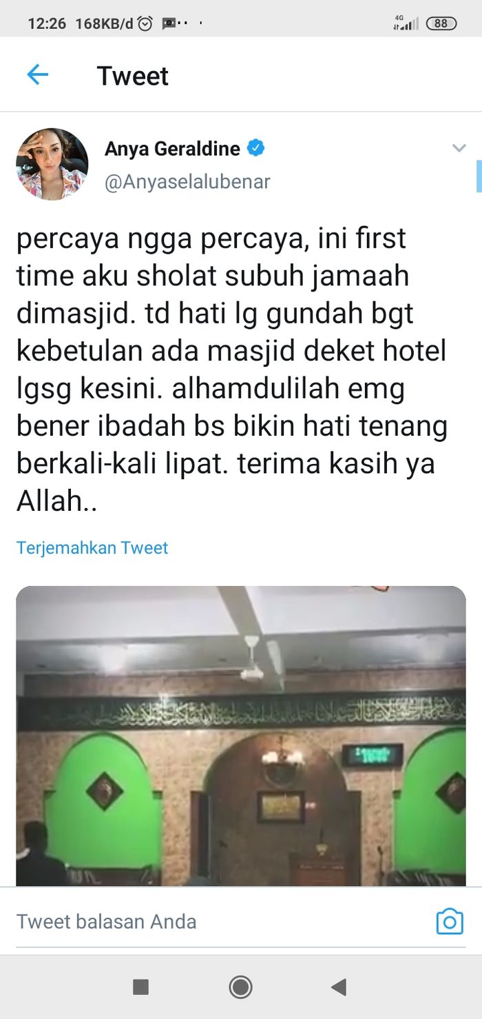 Galau, Anya Geraldine bergegas melaksanakan ibadah salat subuh di masjid untuk pertama kalinya.