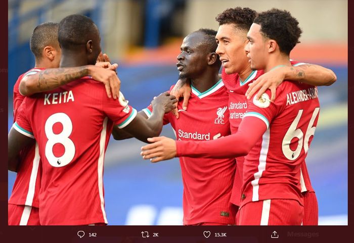 Sadio Mane (tengah) merayakan gol bersama rekannya dalam duel Liga Inggris antara Chelsea vs Liverpool di Stamford Bridge, 20 September 2020.