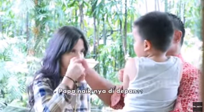Nia Ramadhani mencium tangan Ardi Bakrie