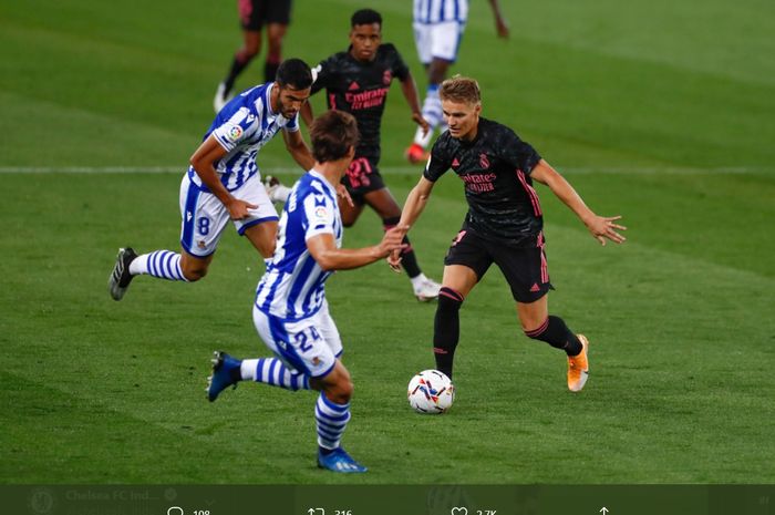 Momen pemain Real Madrid, Martin Odegaard, diadang dua pemain Real Sociedad dalam laga pekan kedua Liga Spanyol 2020-2021, Minggu (20/9/2020).